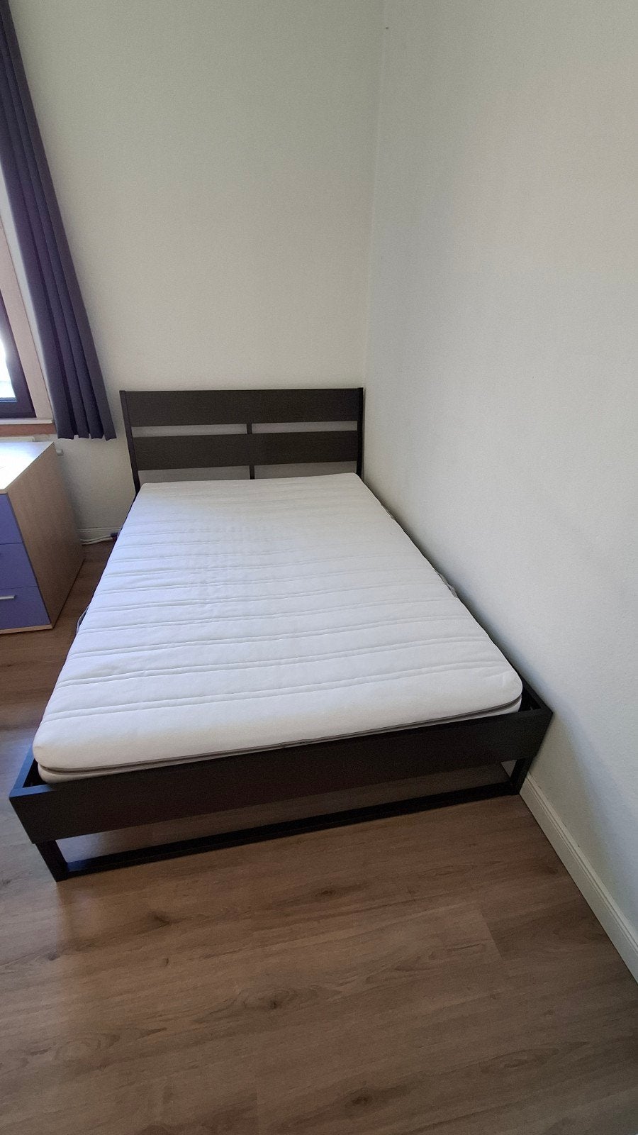 Tweepersoonsbed in donker hout 140200 cm + lattenbodem + ma, Huis en Inrichting, Slaapkamer | Complete slaapkamers, Ophalen, Gebruikt