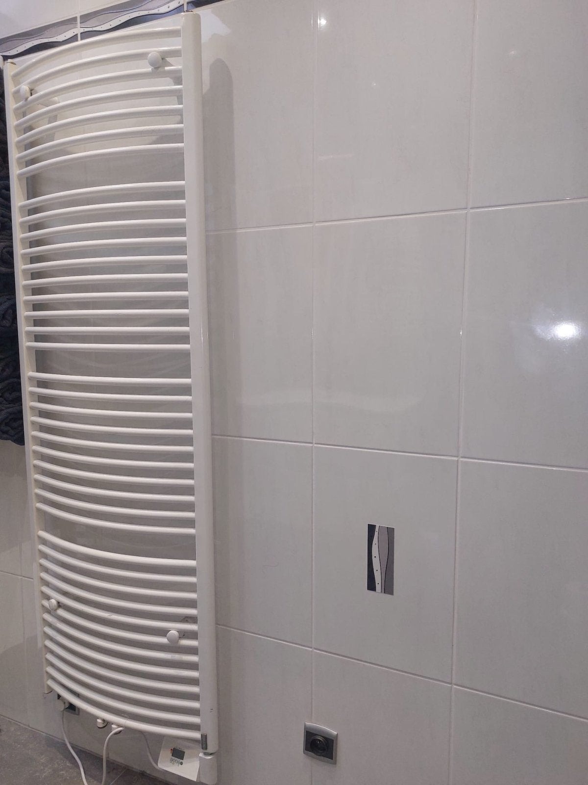 Badkamerradiator met elektrische thermostaat, Ophalen, Zo goed als nieuw, Thermostaat