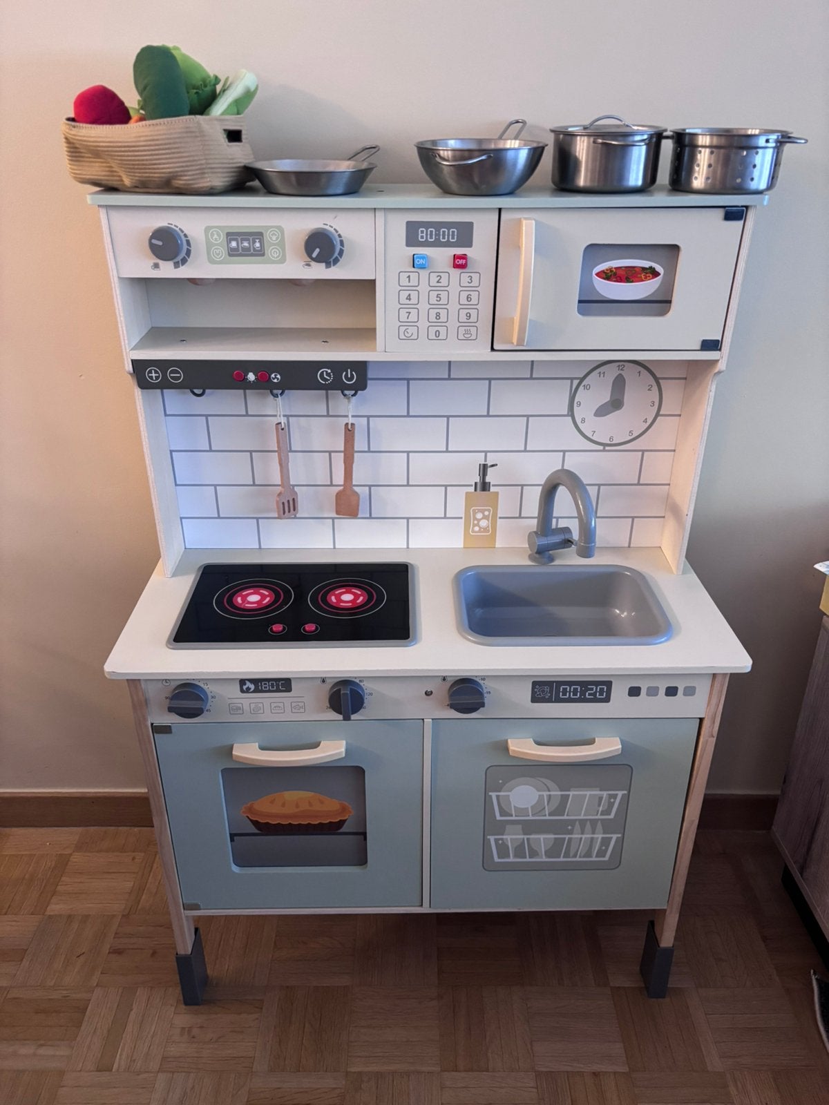 Cuisine en bois pour enfants avec accesoires & 2 tabliers, Enfants & Bébés, Jouets | Jouer aux cuisines, Enlèvement, Comme neuf