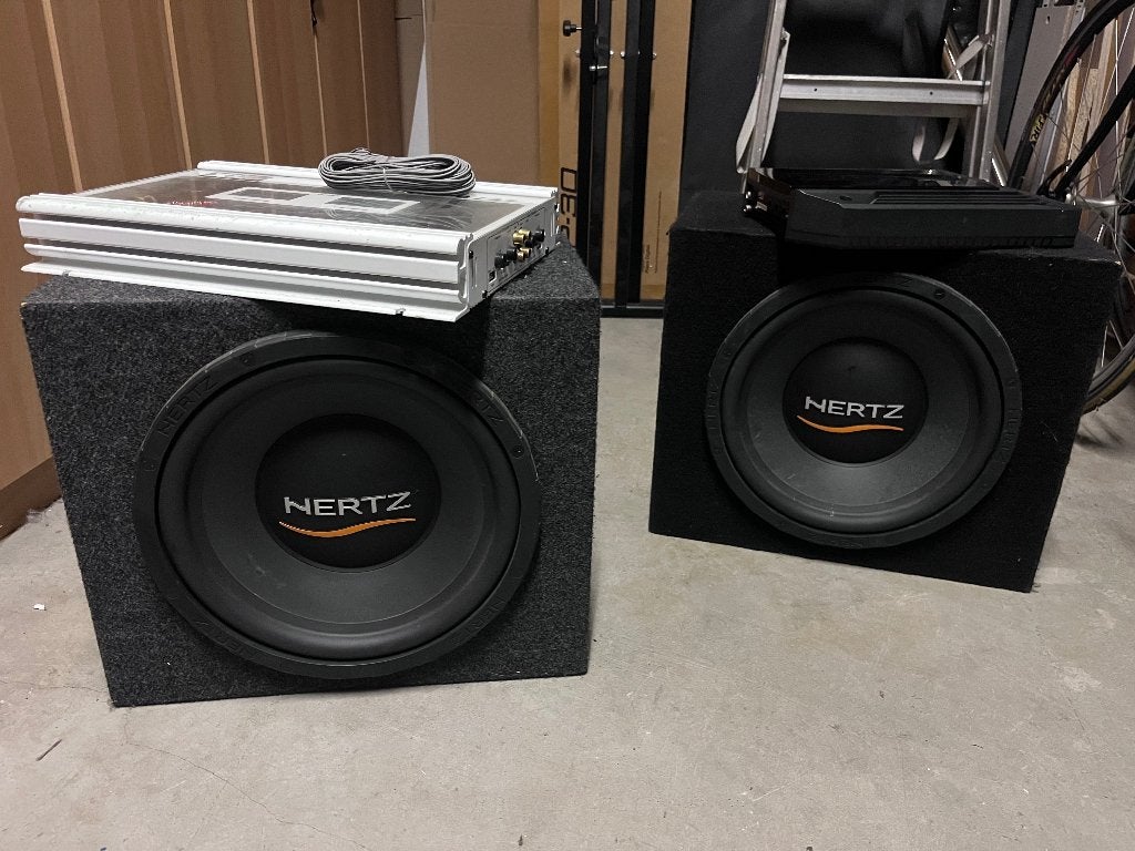 Complete car-audio set — 2x Hertz subwoofer + 2x versterker, Enlèvement, Utilisé, Subwoofer, JBL