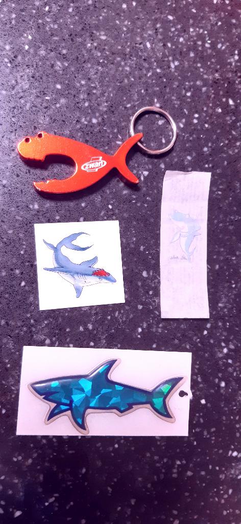 haai  flesopener & sleutelhanger  + sticker  + 2x tattoo, Ophalen of Verzenden, Zo goed als nieuw, Overige soorten, Beeldje of Figuurtje