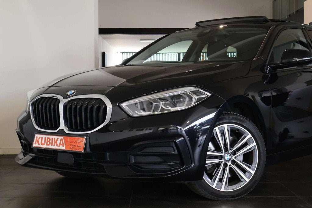 BMW 1 Serie 118 118iA Sport Line Pano Camera CruiseC LED Gar, 1 Reeks, Gebruikt, 136 pk, Zwart