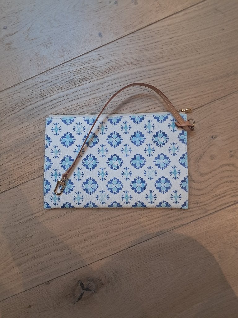 Pochette louis vuitton, Bijoux, Sacs & Beauté, Sacs | Sacs Femme, Enlèvement, Neuf, Bleu, Autres types