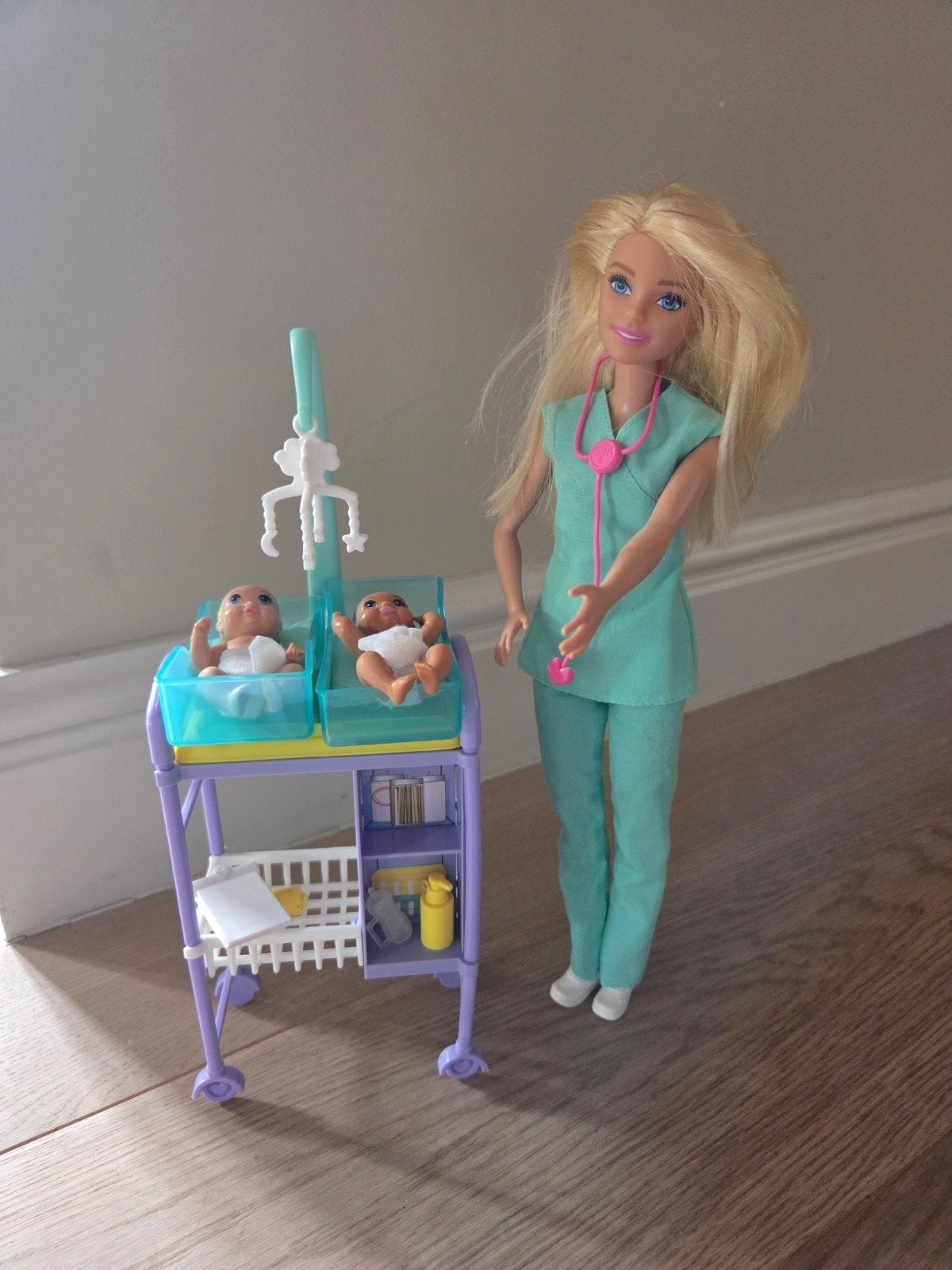 Barbie pédiatre avec 2 bébés et chariot de soins, Enlèvement ou Envoi, Comme neuf, Poupée