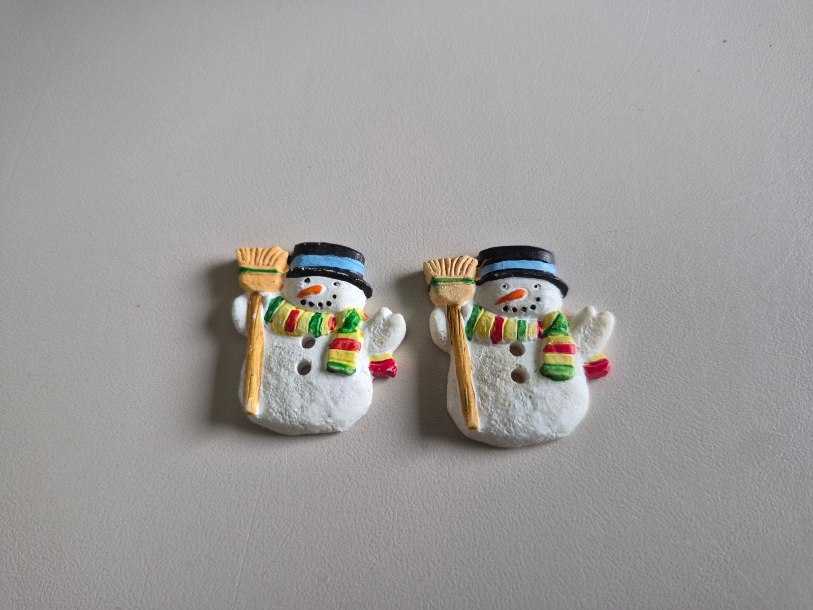 Set van 2 keramische knopen - Sneeuwpop, Ophalen of Verzenden, Gebruikt, Knoop of Knopen