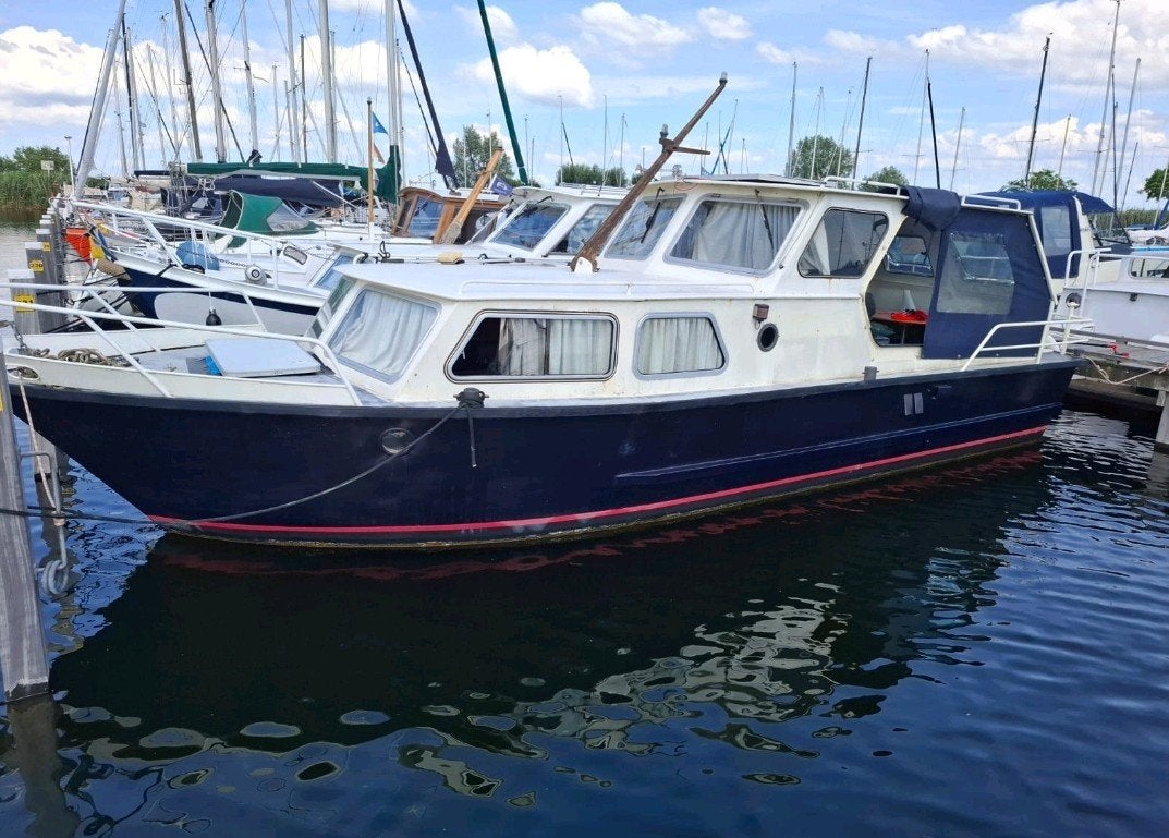 Bateau à moteur spacieux, cockpit ouvert de 9,80 m. Ce qui f, Yacht à moteur, Enlèvement, Panneau solaire