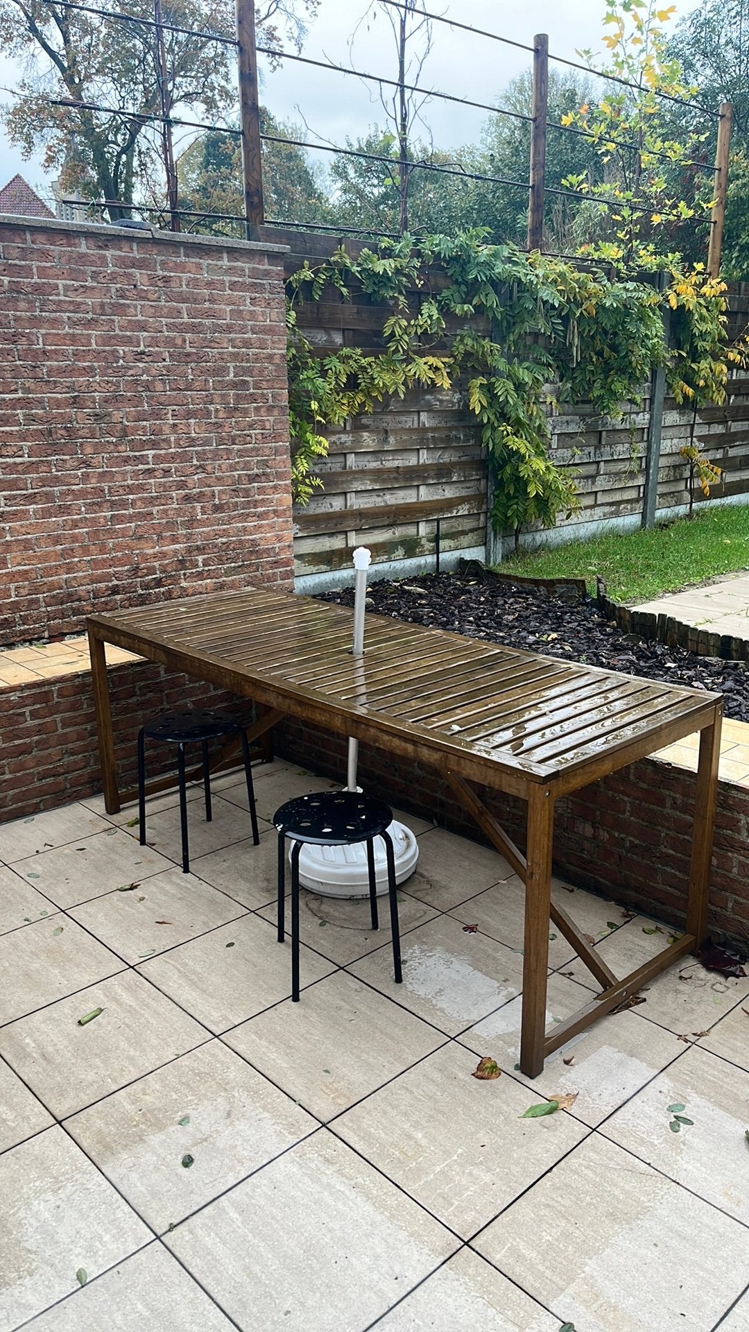 IKEA ÄPPLARÖ grote houten tuintafel | Op te frissen, Tuin en Terras, Ophalen, Zo goed als nieuw, Hout