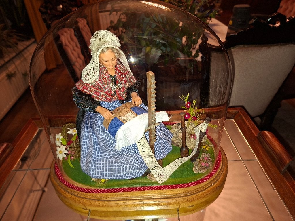 Kantklosster onder glazen stolp, Antiek en Kunst, Ophalen