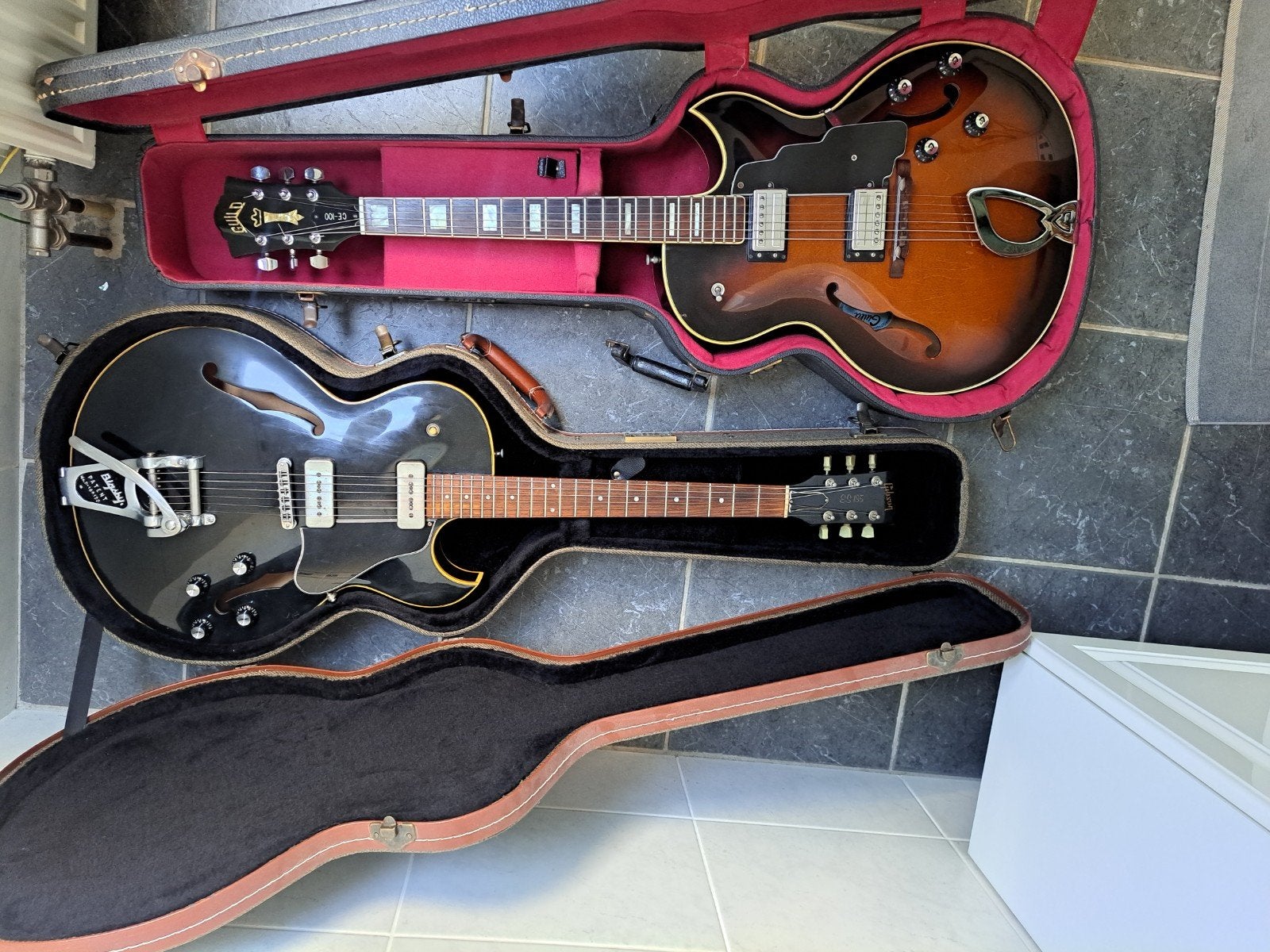 Guild CE-100D (1981) et Gibson ES-135 (1992) avec P90, Musique & Instruments, Enlèvement ou Envoi, Utilisé, Semi-solid body, Gibson