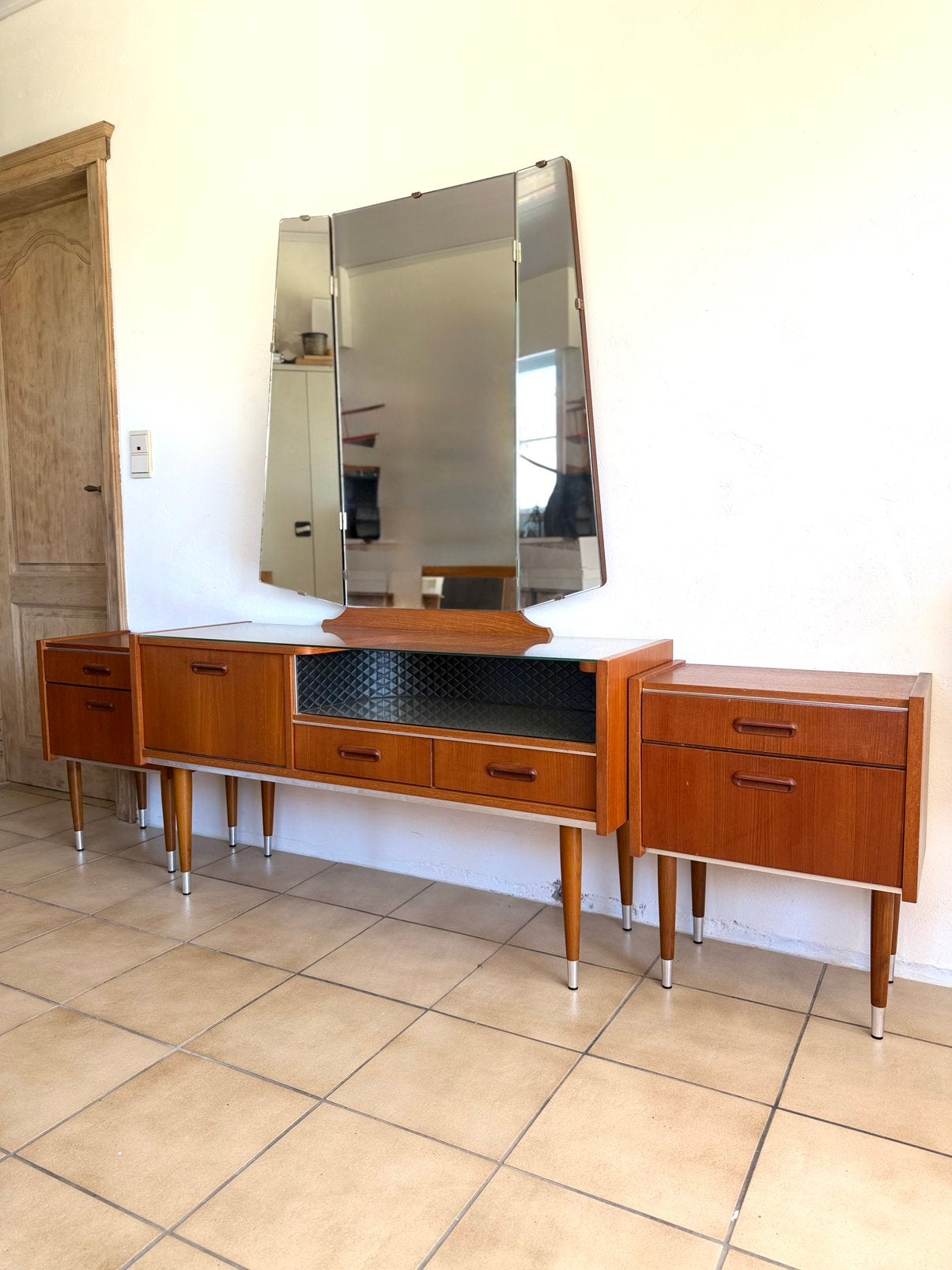 Vintage jaren 60 set: nachtkastjes & commode, Huis en Inrichting, Slaapkamer | Nachtkastjes, Ophalen, Zo goed als nieuw
