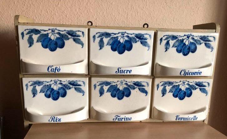 Antiek houten Keukenrekje met beige aardewerk- geen schade!, Antiek en Kunst, Ophalen of Verzenden