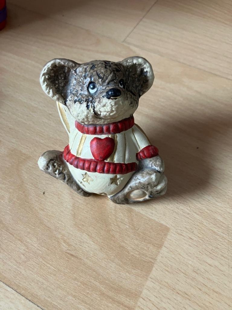beeldje beertje met trui en hartje (ongeveer 10 à 15 cm), Ophalen of Verzenden, Zo goed als nieuw