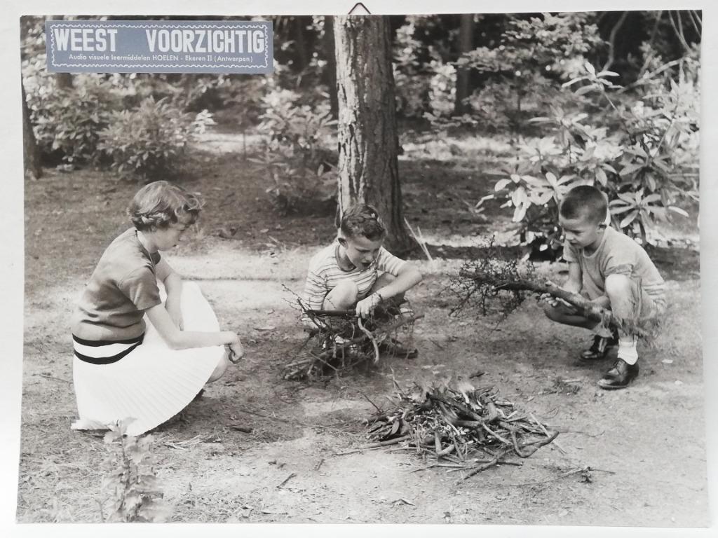 Mooie foto - samen vuurtje maken - uit oude school - 50s/60s, Ophalen of Verzenden, Huis en Inrichting