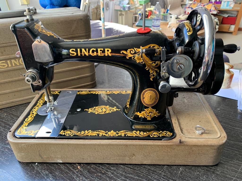 Oude antieke decoratieve naaimachine, Ophalen