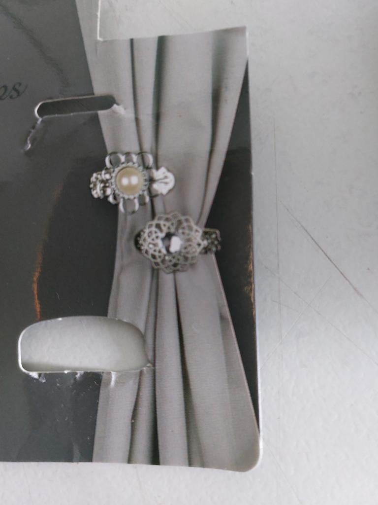 Broches  pour les  rideaux 2€ pièce, Enlèvement, Comme neuf
