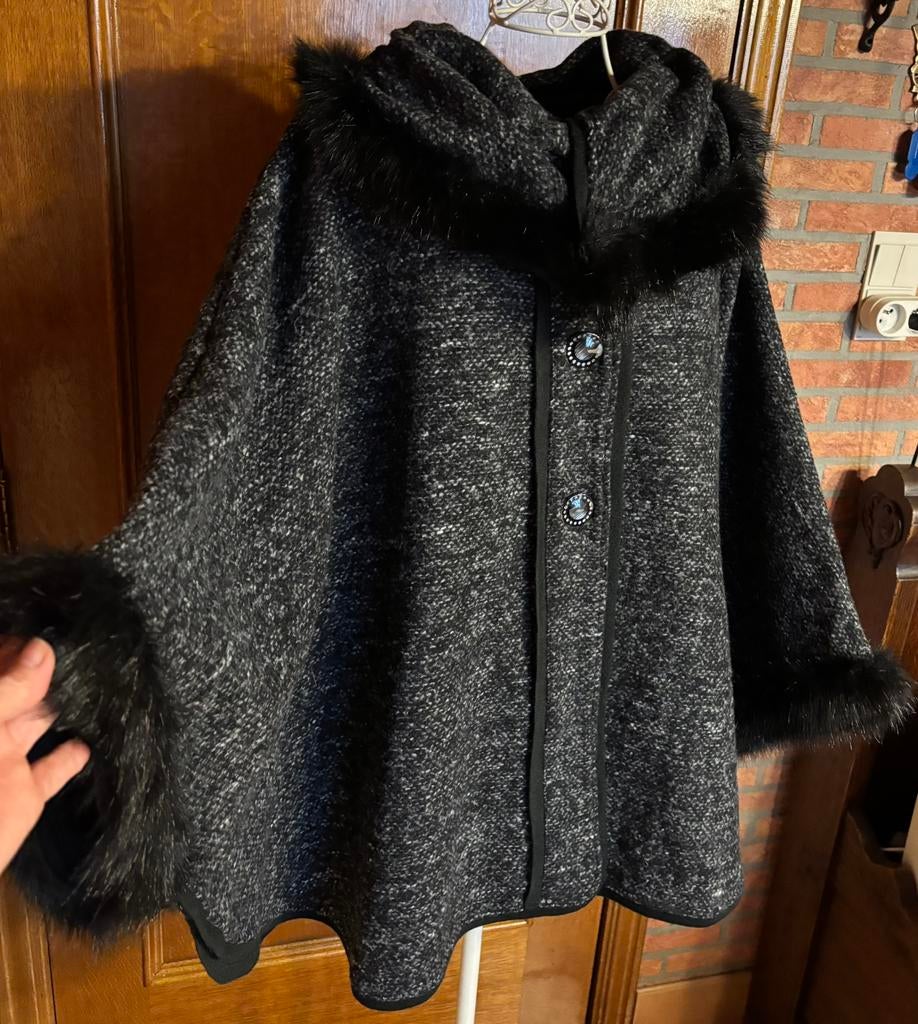 Nieuwstaat wollen cape/schoudermantel 1 maat, Enlèvement ou Envoi, Comme neuf, Noir