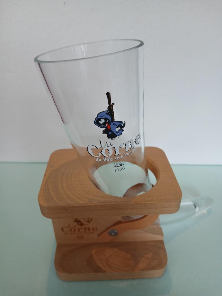 Joli verre CORNE DU BOIS DES PENDUS personnage en mauve, Collections, Marques de bière, Enlèvement ou Envoi, Comme neuf, Verre ou Verres