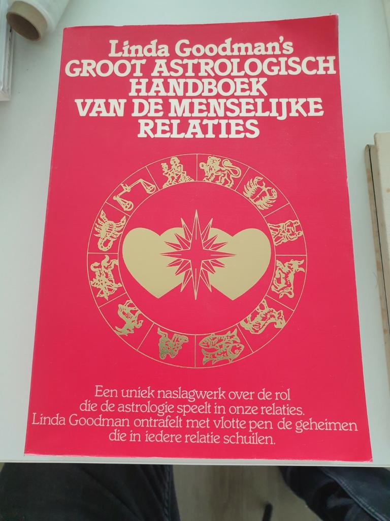 Groot astrologisch handboek van de menselijke relaties 2e Dr, Boeken, Ophalen of Verzenden, Zo goed als nieuw, Astrologie, Linda goodman