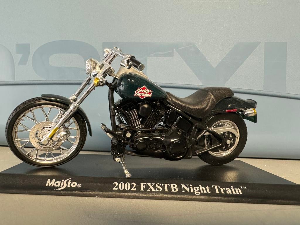 Harley-Davidson 2002 FXSTB Night Train Maisto 1/18, Ophalen of Verzenden, Zo goed als nieuw, Maisto