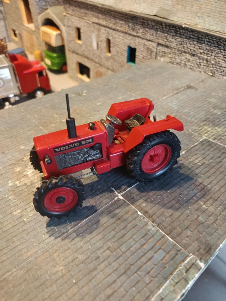 De rode Volvo BM-tractor van Groot-Brittannië, Hobby en Vrije tijd, Modelauto's | 1:32, Gebruikt, Tractor of Landbouw, Britains