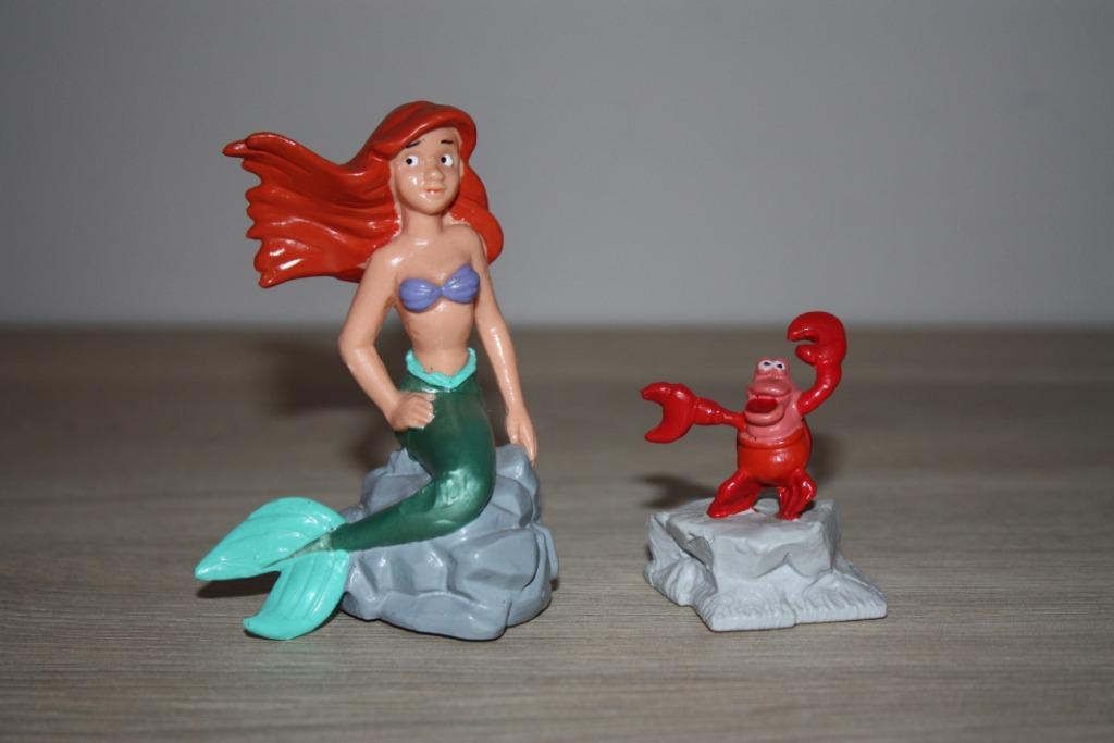 2 Disney Bully figuren , Ariel ,Sebastiaan, 7,5 en 4 cm hoog, Ophalen of Verzenden, Pocahontas of Kl. Zeemeermin, Gebruikt, Beeldje of Figuurtje