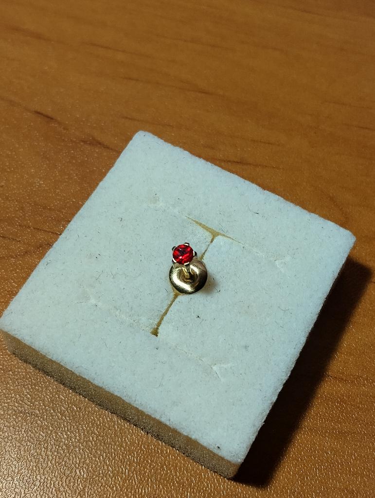 1 verguld oorknopje met een rode edelsteen, Handtassen en Accessoires, Antieke sieraden, Ophalen, Overige materialen, Oorbellen