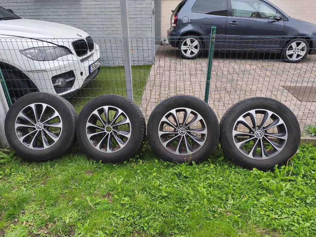 Pneus d'hiver + jantes Nissan 225/65R17, Pneus et Jantes, Pneus hiver, Véhicule de tourisme, 17 pouces