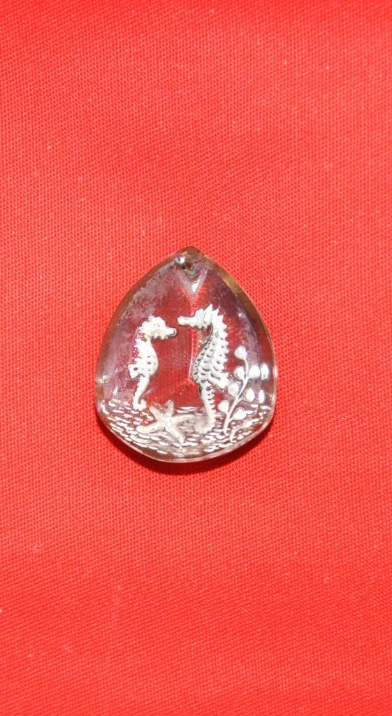 pendentif cristal de roche 2 hippocampes (13), Enlèvement ou Envoi, Utilisé, Verre ou Cristal, Animal