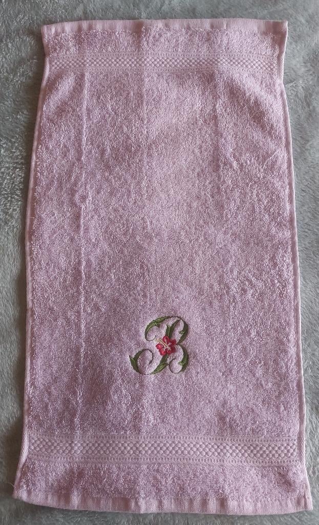 Lila gastenservet met groene geborduurde letter en hibiscus, Ophalen of Verzenden, Nieuw, Overige kleuren, Handdoek