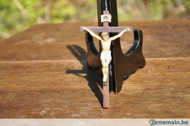 petite croix a suspendre bois et plastique, Antiquités & Art