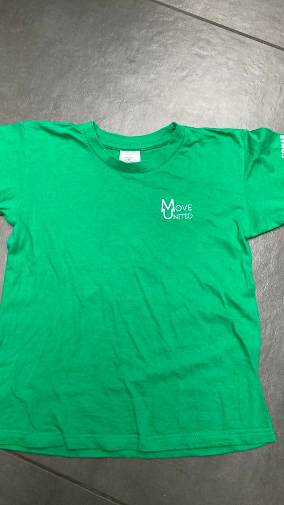 Nr 93: Groene T shirt van Move United maat 122-128, Ophalen of Verzenden, Zo goed als nieuw, Jongen of Meisje, Shirt of Longsleeve