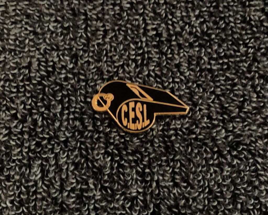 PIN - C.E.S.L. - WHISTLE - SIFFLET - ARBITRE - FLUITJE, Envoi, Comme neuf, Sport, Insigne ou Pin's