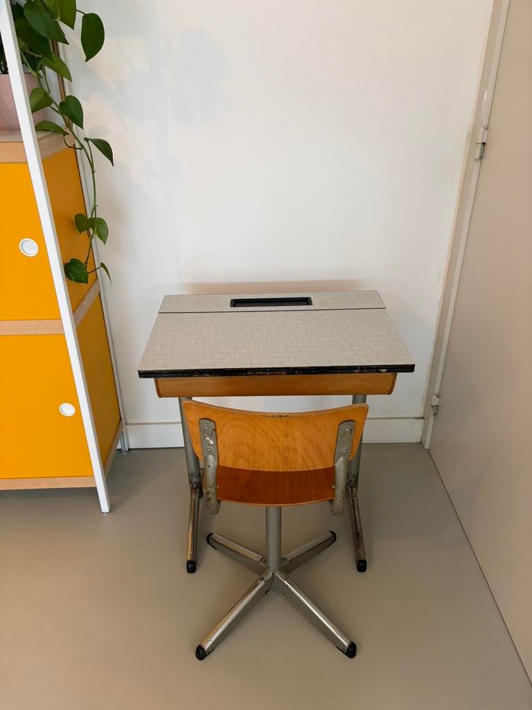 Vintage kinderbureau met stoeltje, Kinderen en Baby's, Kinderkamer | Tafels en Stoelen, Ophalen, Gebruikt