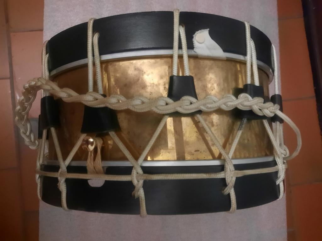 Drum van Gilles de Binche, Ophalen