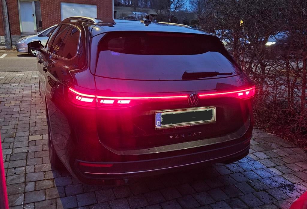 VW Passat 2.0 diesel,  5500 km, nieuw, Auto's, 4 cilinders, Zwart, Leder, Bedrijf