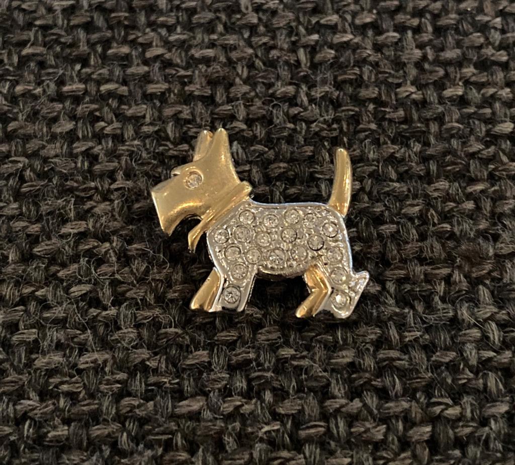 PIN - HOND - CHIEN - DOG, Verzenden, Gebruikt, Dier of Natuur, Speldje of Pin