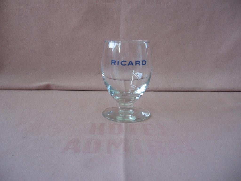Petit ballon en verre Ricard avec lettres bleues claires, Enlèvement ou Envoi, Comme neuf, Ustensile