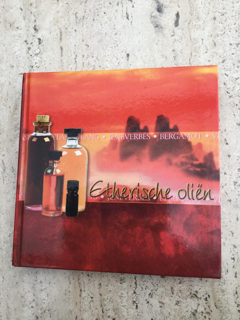 Etherische oliën, Boeken, Ophalen of Verzenden, Zo goed als nieuw
