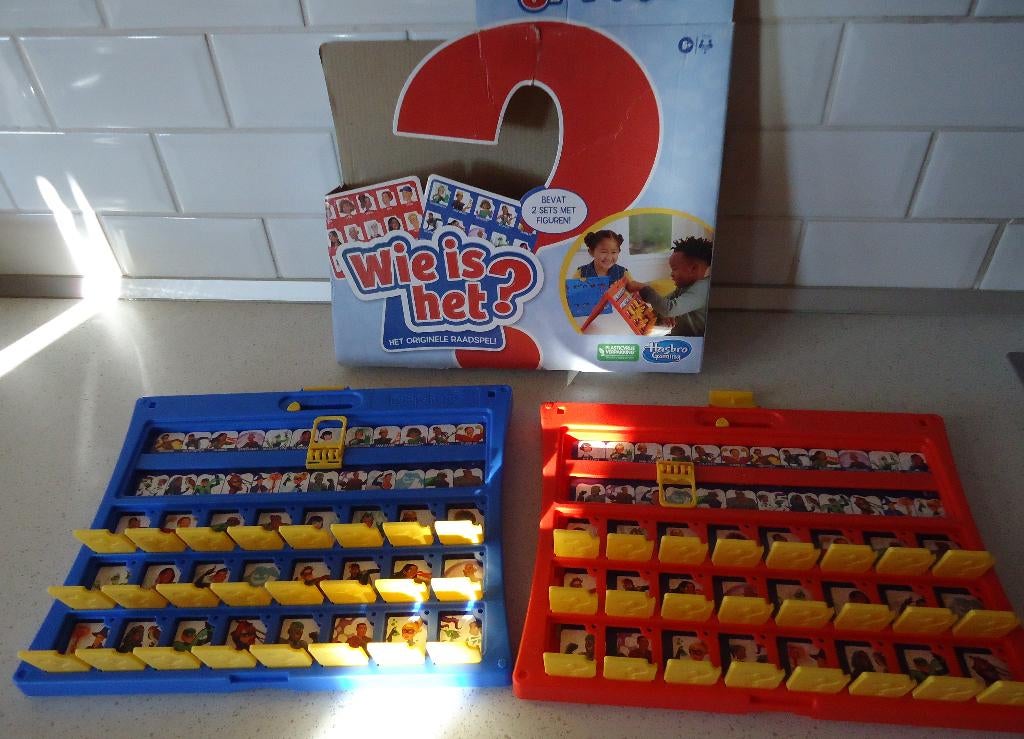 "Wie Is het ?" van Hasbro in Prima staat., Hobby en Vrije tijd, Gezelschapsspellen | Overige, Een of twee spelers, Ophalen of Verzenden