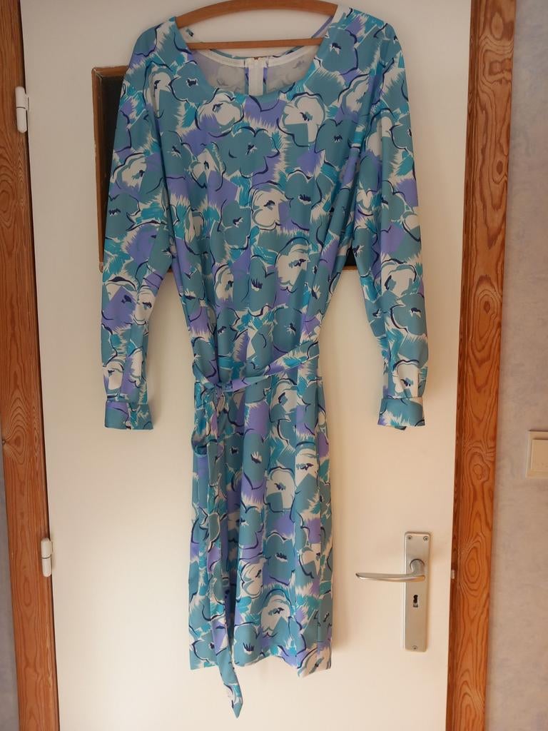 Robe fleurie,  grande taille. 54.   Avec ceinture, Enlèvement ou Envoi