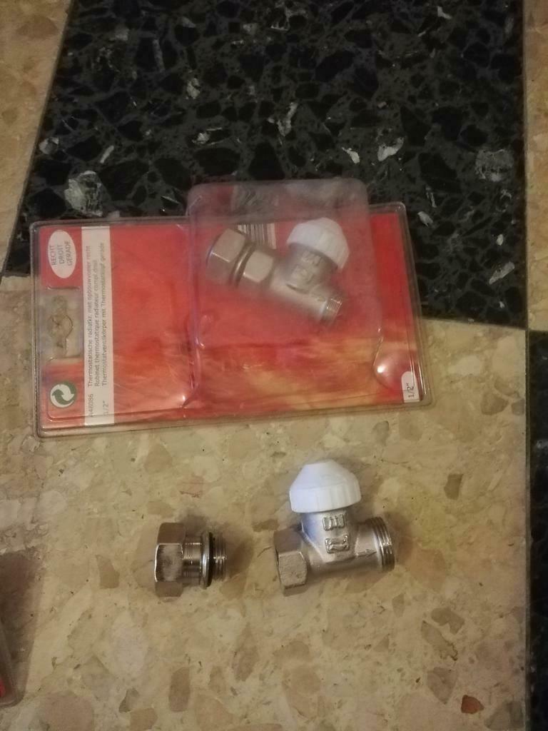 2 robinets thermostatique complet droit, Enlèvement, Comme neuf, Radiateur