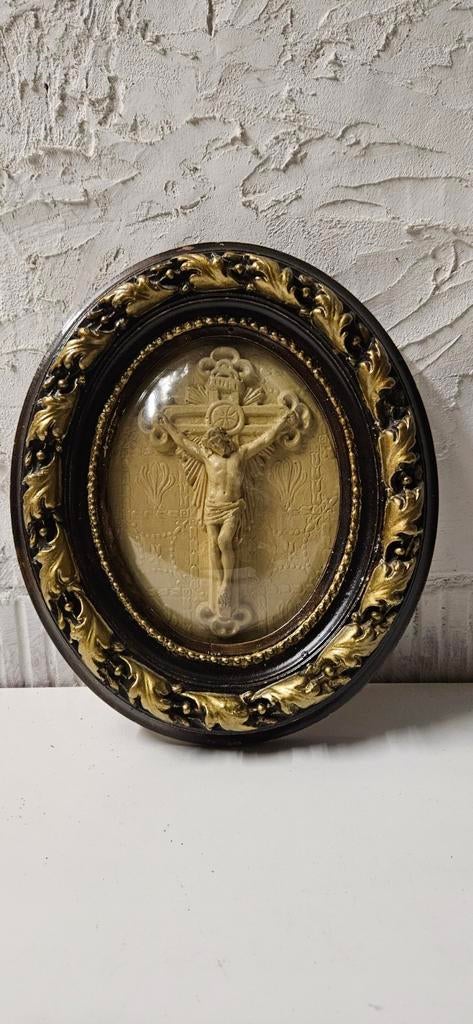 Antiek kruisbeeld om op te hangen., Ophalen