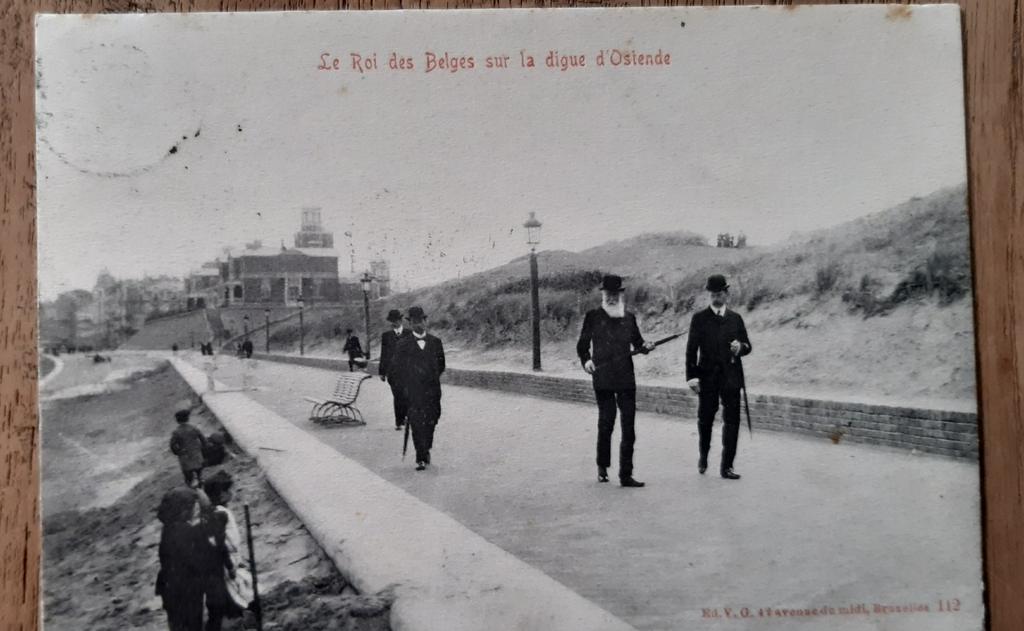 Carte postale OOSTENDE OSTENDE LEOPOLD II SUR LA DIGUE, Enlèvement ou Envoi