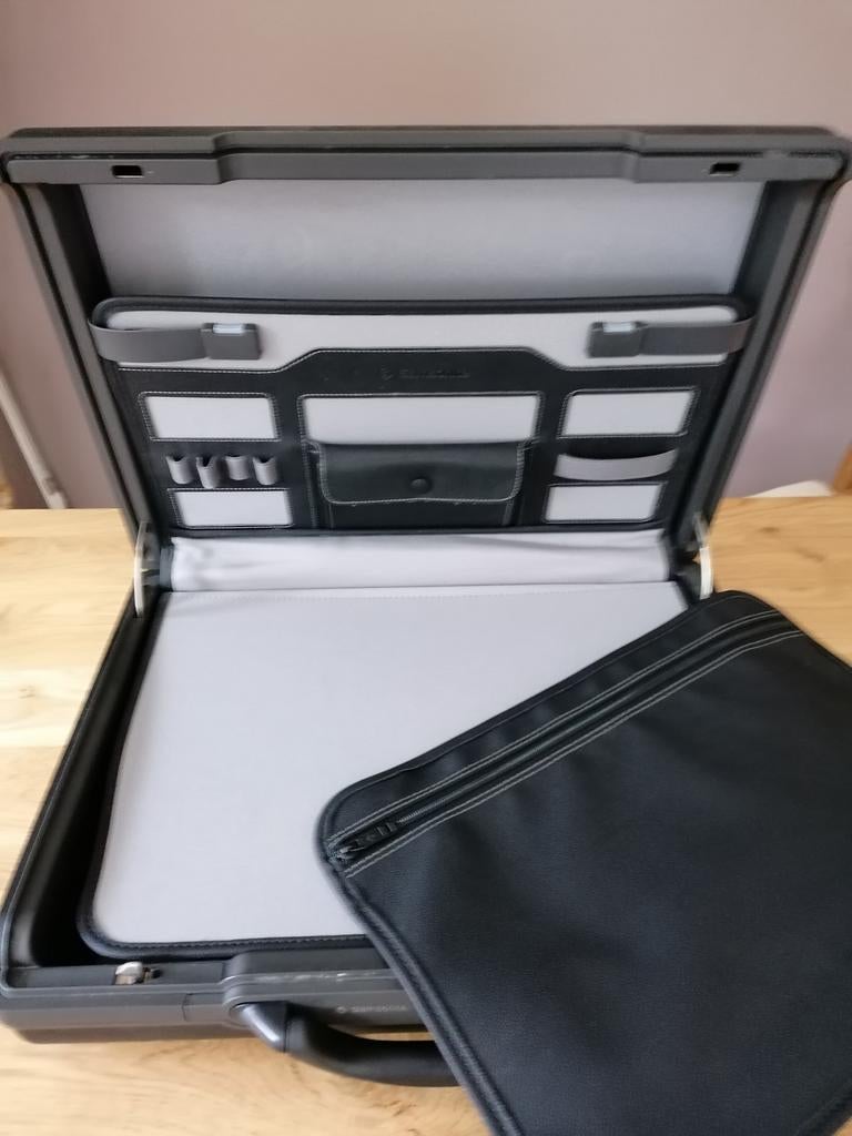 Atachekoffer in prima  staat met verschillende opbergvakken., Handtassen en Accessoires, Koffers, Ophalen of Verzenden, Zo goed als nieuw