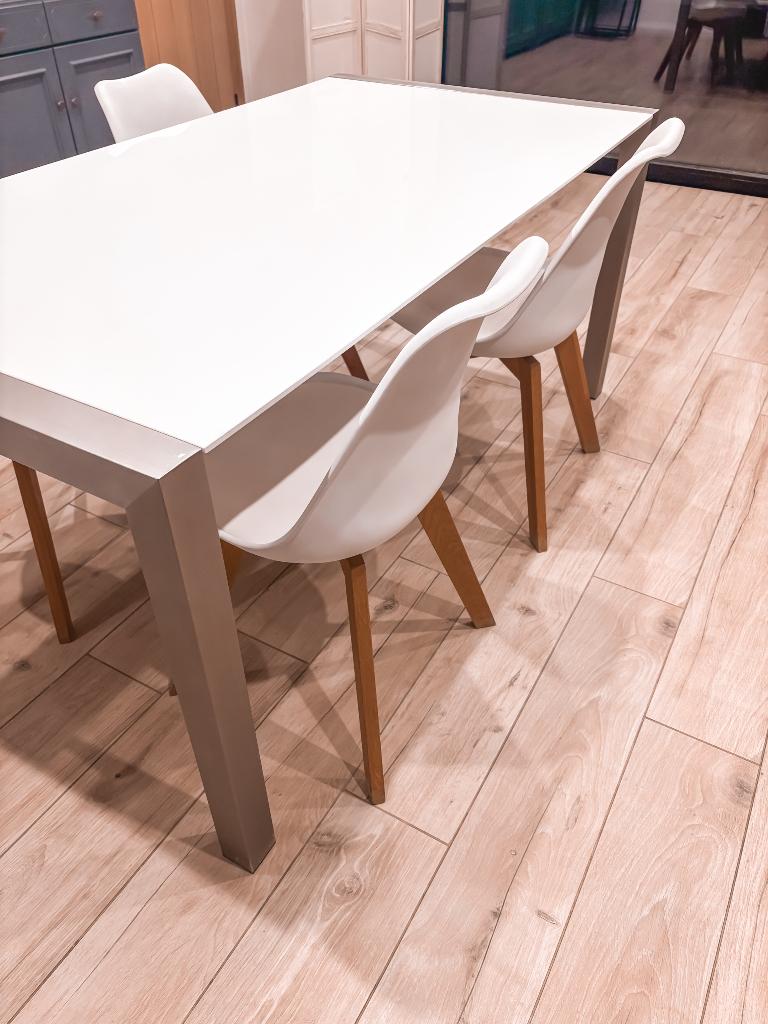 Hoogglans Eettafel, 200 cm of meer, 50 tot 100 cm, Zo goed als nieuw, Vijf personen of meer