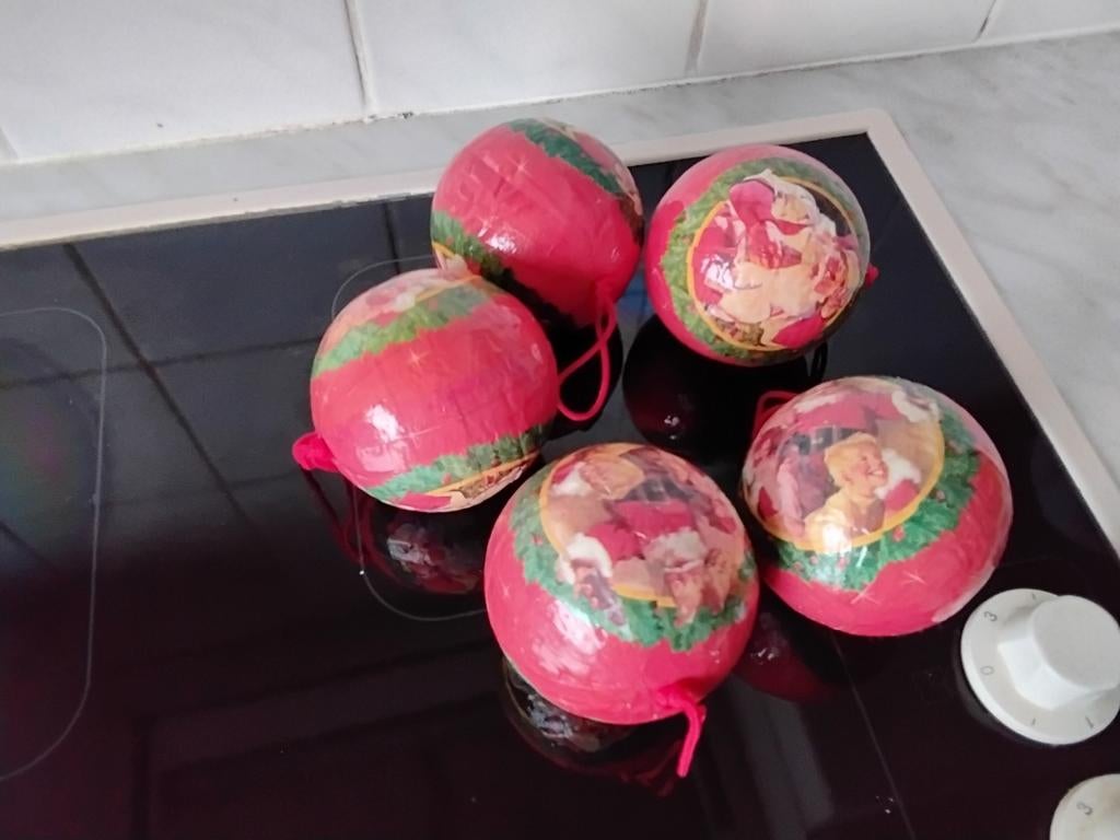 5 kerstballen karton coca-cola, Diversen, Kerst, Ophalen of Verzenden, Zo goed als nieuw