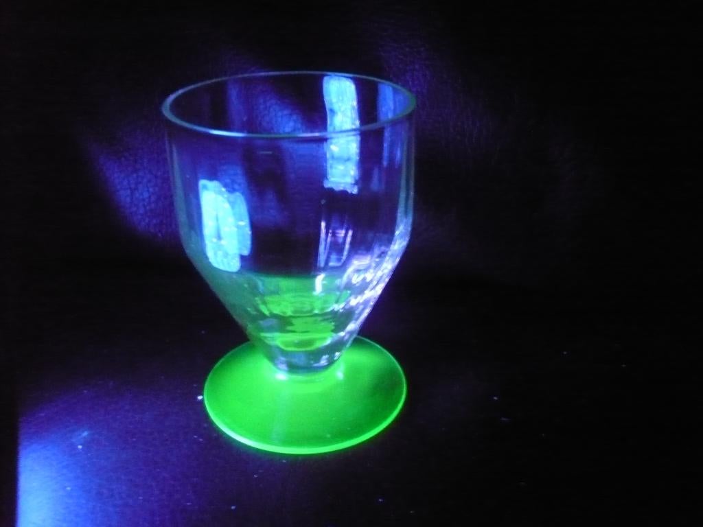 borrelglaasje met voet van uraniumglas ouraline glas, Enlèvement ou Envoi