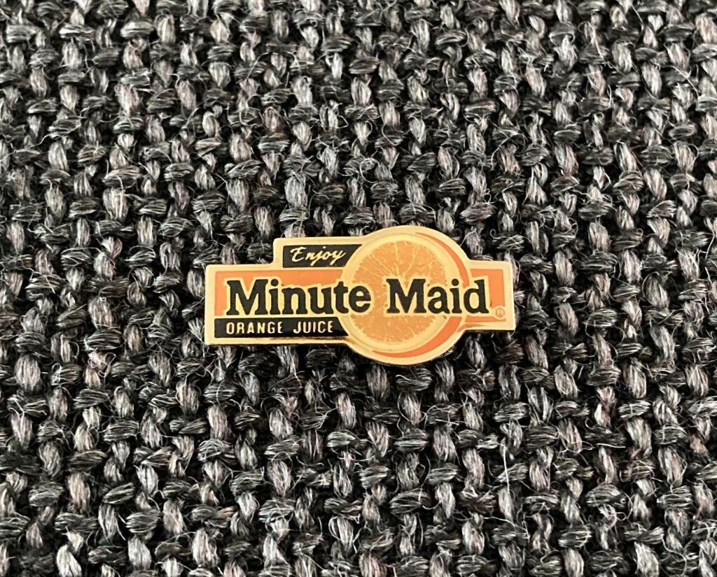 PIN - MINUTE MAID - ORANGE JUICE - FRUITSAP, Verzamelen, Verzenden, Gebruikt, Merk, Speldje of Pin