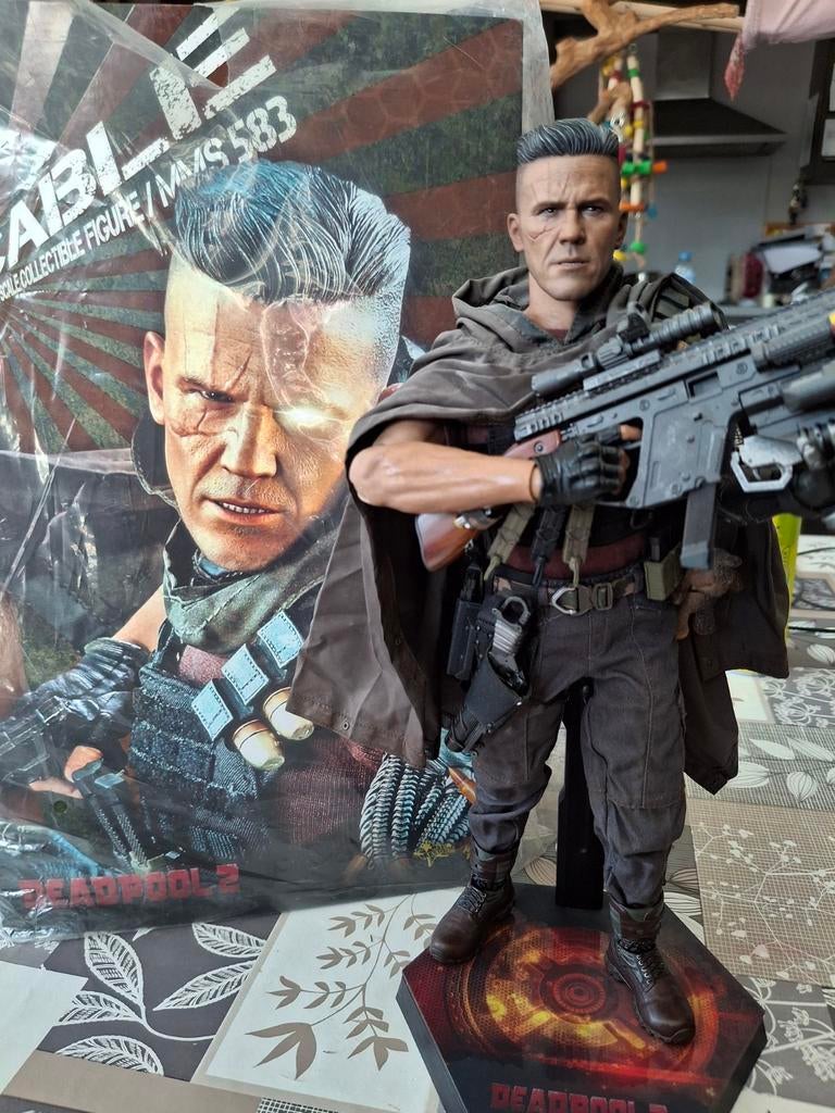 Hot toys cable deadpool 2, Ophalen of Verzenden, Zo goed als nieuw