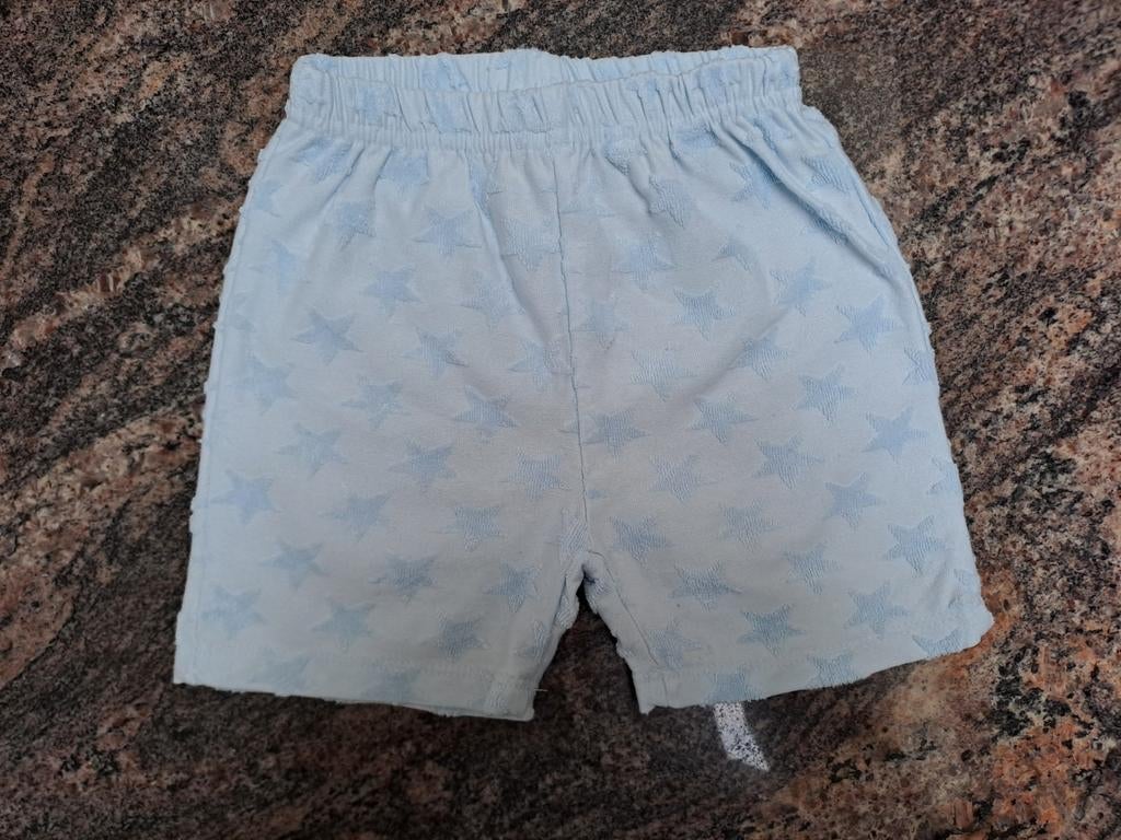 Mt 68 Lichtblauwe sweatshort met sterren in reliëf, Kinderen en Baby's, Babykleding | Maat 68, Broekje, Knot so bad, Ophalen of Verzenden